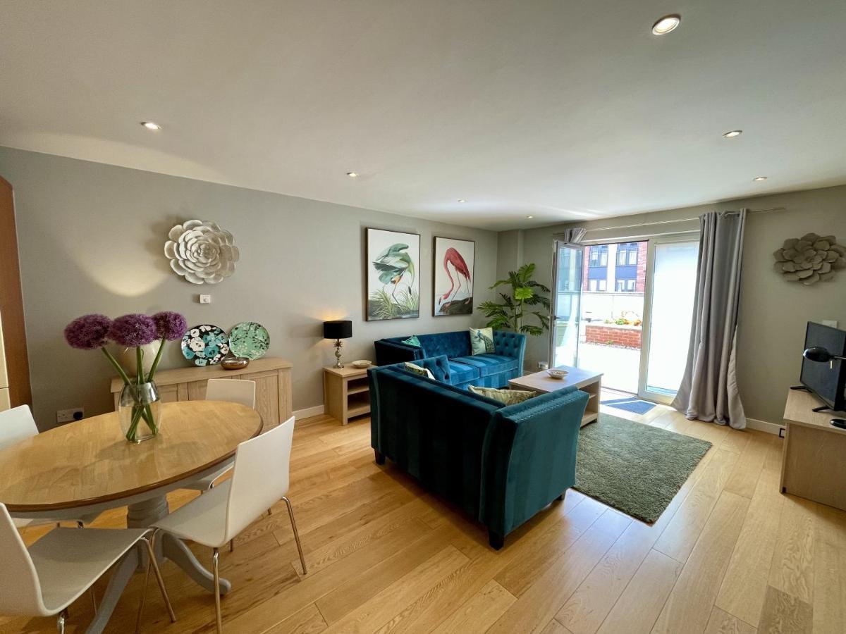 Stunning 2-Bed Town Centre Apartment - Hosted By Hutch Lifestyle 레밍톤 외부 사진