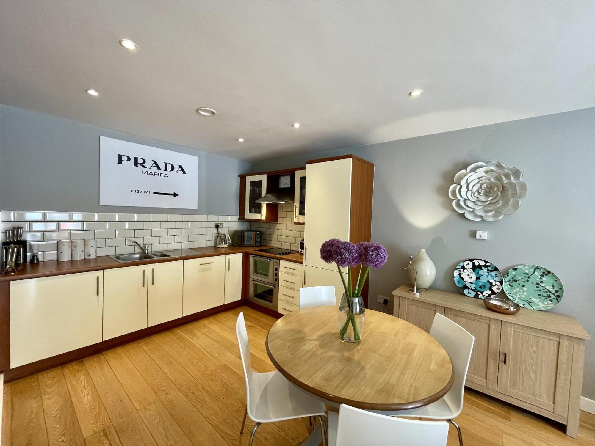 Stunning 2-Bed Town Centre Apartment - Hosted By Hutch Lifestyle 레밍톤 외부 사진